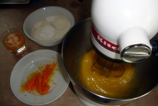 Citrónovo-pomarančové rezy s malinami a tvarohovo-šľahačkovým krémom - obrázok 2