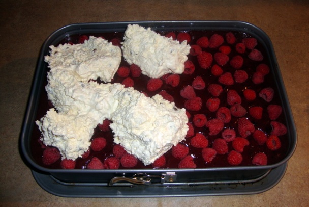 Citrónovo-pomarančové rezy s malinami a tvarohovo-šľahačkovým krémom - obrázok 13