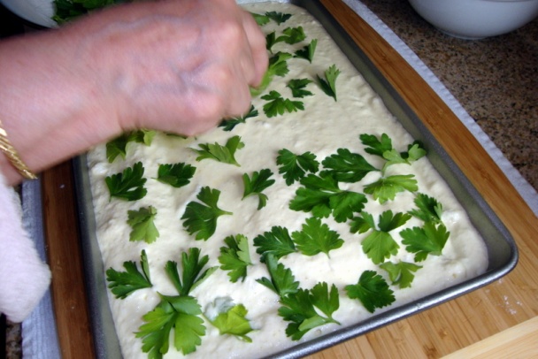 Piškótová slaná roláda s modrým syrom a čerstvými bylinkami (fotorecept) - obrázok 7