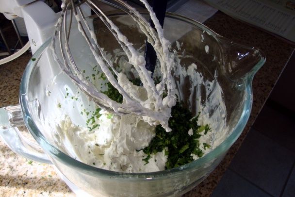 Piškótová slaná roláda s modrým syrom a čerstvými bylinkami (fotorecept) - obrázok 8