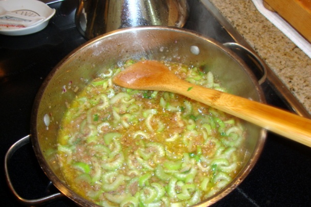 Kurací paprikáš na zelerových stonkách s maslovými haluškami (fotorecept) - obrázok 2