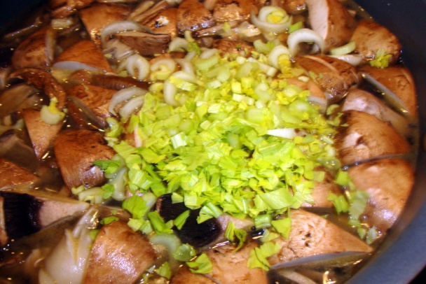 Voňavá zemiaková polievka s plejádou húb (fotorecept) - obrázok 10