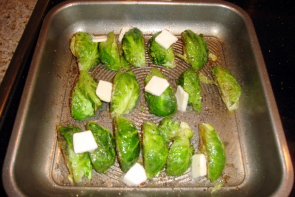 Pečený ružičkový kel so šunkou a jadrovníkmi (fotorecept) - obrázok 6