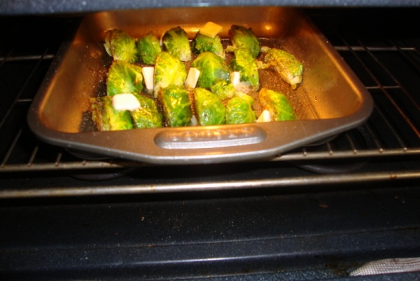 Pečený ružičkový kel so šunkou a jadrovníkmi (fotorecept) - obrázok 7