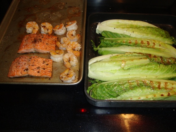 Pečený romain šalát s lososom a krevetami (fotorecept) - obrázok 3