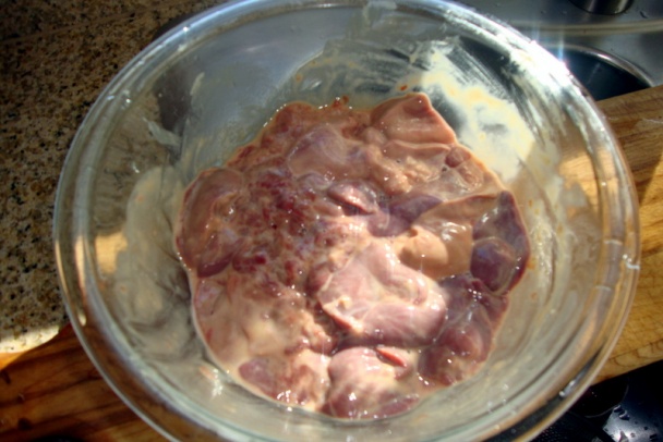 Kuracia pečeň s drienkovicou a restovaným ananásom (fotorecept) - obrázok 1