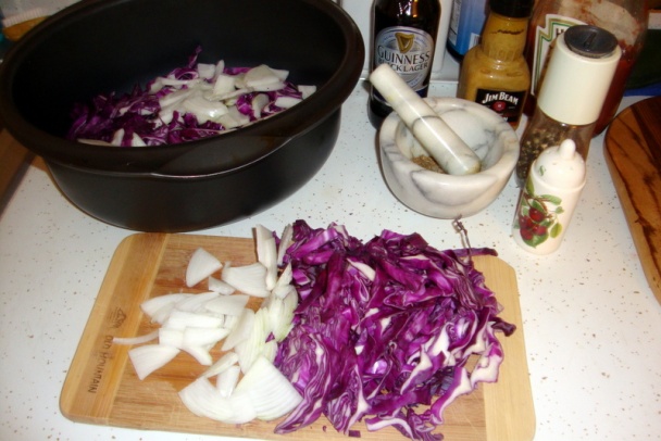 Bravčové s červenou kapustou a bielou cibuľou na čiernom pive (fotorecept) - obrázok 2