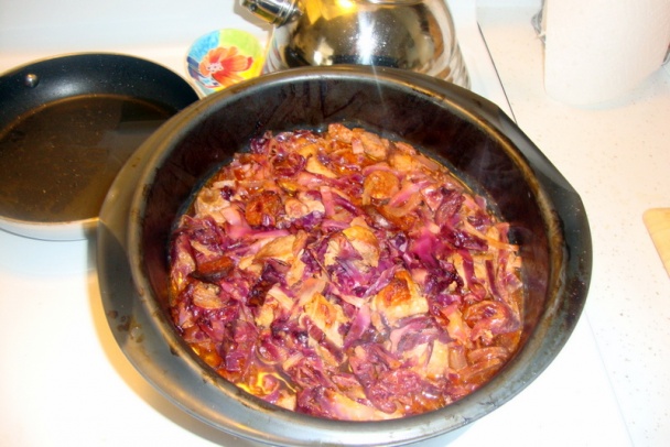 Bravčové s červenou kapustou a bielou cibuľou na čiernom pive (fotorecept) - obrázok 5
