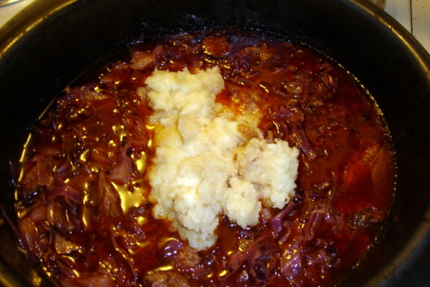 Bravčové s červenou kapustou a bielou cibuľou na čiernom pive (fotorecept) - obrázok 6