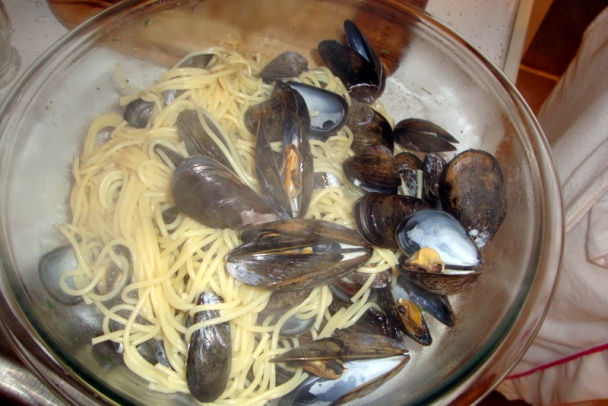 Mušle na víne s cesnakom a petržlenovou vňaťou (fotorecept) - obrázok 7