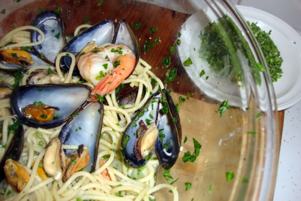 Mušle na víne s cesnakom a petržlenovou vňaťou (fotorecept) - obrázok 8