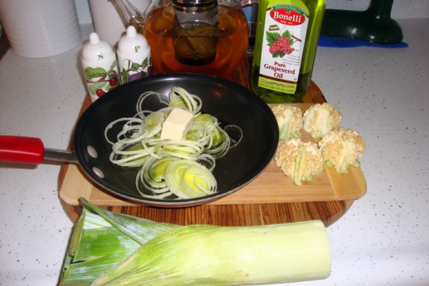 Pór s jadrovníkmi ako príloha k pečenej klobáse (fotorecept) - obrázok 1