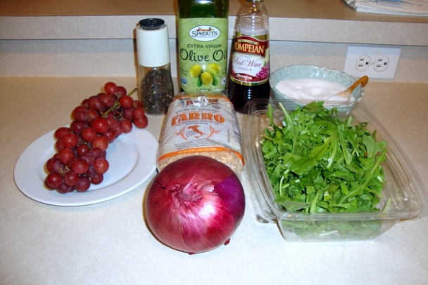 Zelený šalát s farro a opečeným hroznom (fotorecept) - obrázok 1