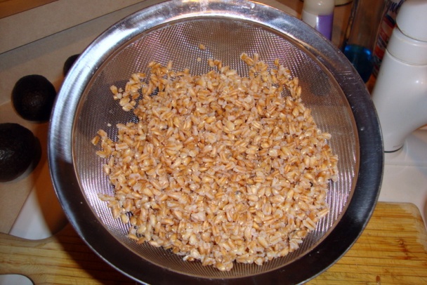 Zelený šalát s farro a opečeným hroznom (fotorecept) - obrázok 2