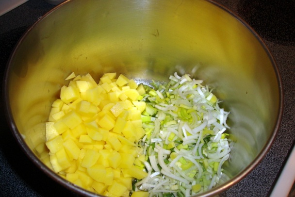 Jednoduchá krémová polievka s pórom a so zemiakmi (fotorecept) - obrázok 5