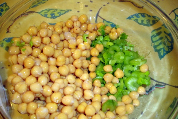 Cícerový šalát so zelenými olivami a s tuniakom (fotorecept) - obrázok 4