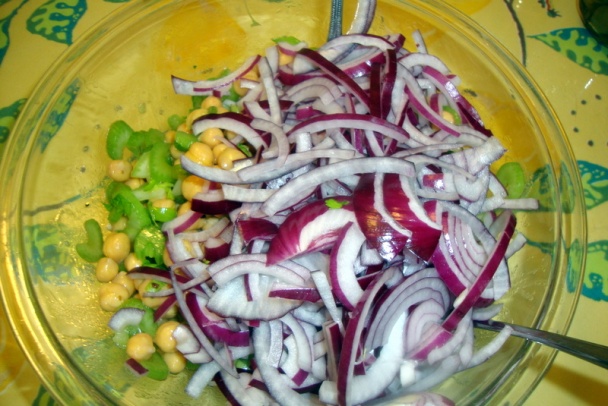 Cícerový šalát so zelenými olivami a s tuniakom (fotorecept) - obrázok 5