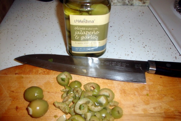 Cícerový šalát so zelenými olivami a s tuniakom (fotorecept) - obrázok 6