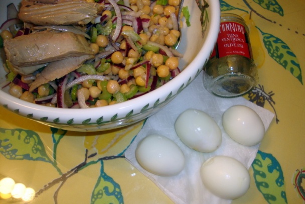 Cícerový šalát so zelenými olivami a s tuniakom (fotorecept) - obrázok 7