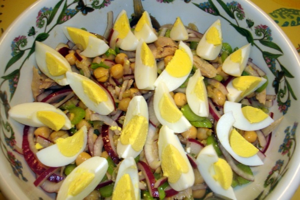 Cícerový šalát so zelenými olivami a s tuniakom (fotorecept) - obrázok 8