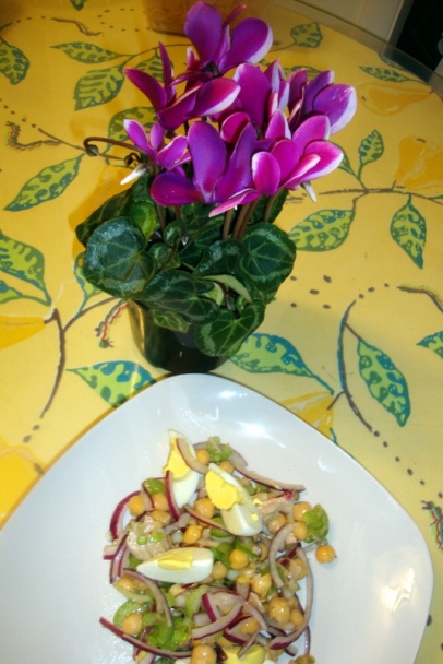 Cícerový šalát so zelenými olivami a s tuniakom (fotorecept) - obrázok 9