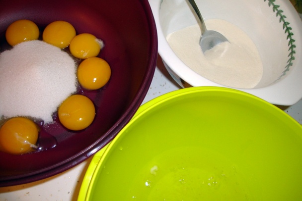 Piškótový zákusok s čučoriedkami a parížskym krémom (fotorecept) - obrázok 3