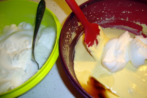 Piškótový zákusok s čučoriedkami a parížskym krémom (fotorecept) - obrázok 6