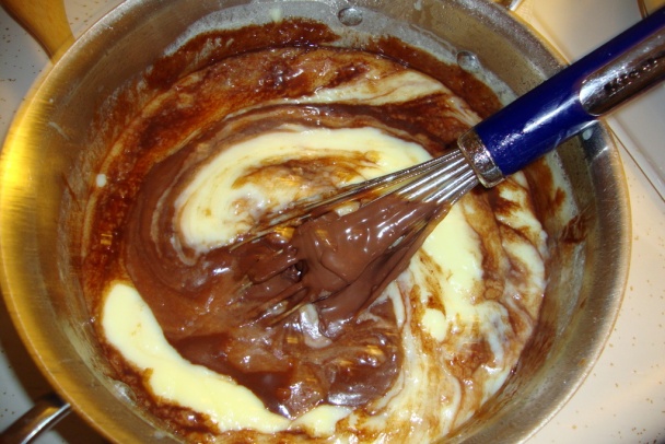 Piškótový zákusok s čučoriedkami a parížskym krémom (fotorecept) - obrázok 11