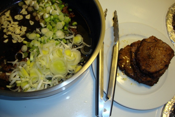 Hovädzie plátky na ružovom víne a hubách (fotorecept) - obrázok 6