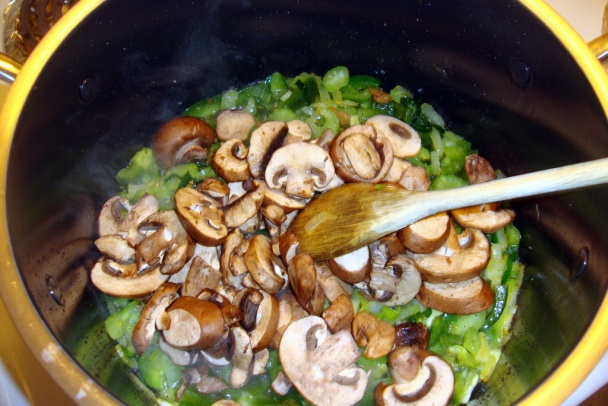 Kuracie stehná na hnedých šampiňónoch s kuskusom (fotorecept) - obrázok 6