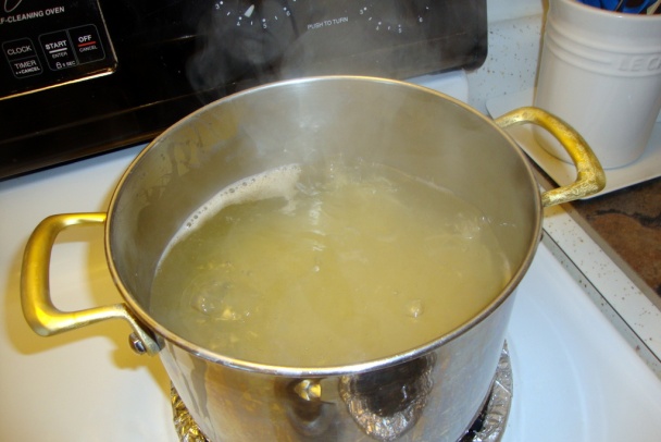 Špagety s paradajkovou omáčkou a hrebenatkami (fotorecept) - obrázok 2