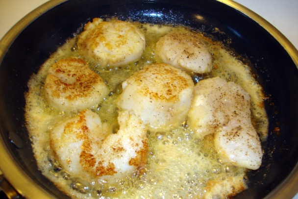 Špagety s paradajkovou omáčkou a hrebenatkami (fotorecept) - obrázok 7