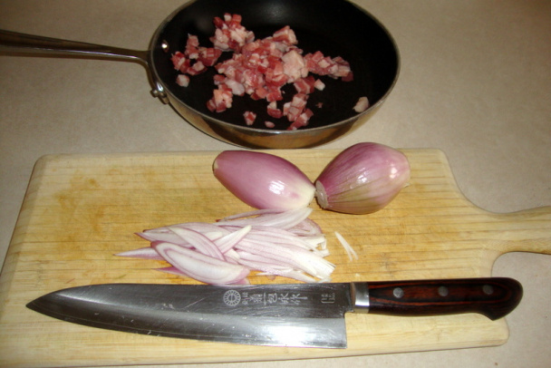Teplý šalát so šalotkou, hráškom a čerstvou mätou (fotorecept) - obrázok 2