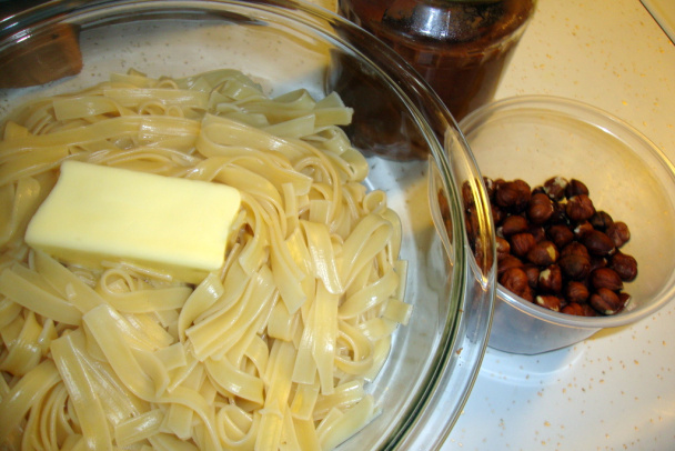 Rezance fettuccelle s lekvárom, lieskovcami a škvarkami (fotorecept) - obrázok 3