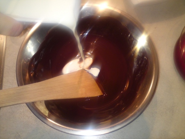 Čokoládová torta s jahodami - obrázok 9