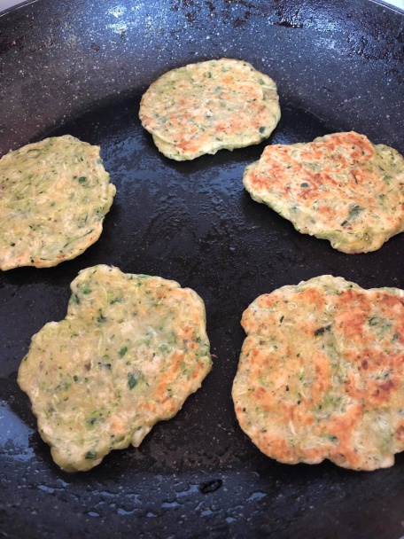 Cuketové placky s čerstvými bylinkami (fotorecept) - obrázok 6