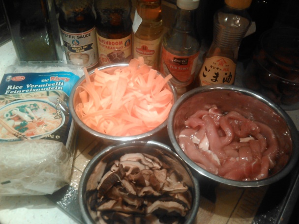Ryžové rezance s bravčovým mäsom, shitake hríbami a mrkvou (fotorecept) - obrázok 1