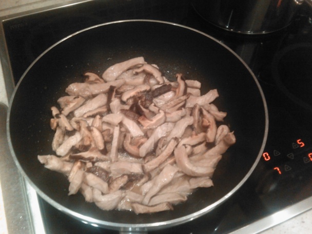 Ryžové rezance s bravčovým mäsom, shitake hríbami a mrkvou (fotorecept) - obrázok 3