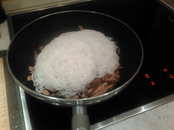 Ryžové rezance s bravčovým mäsom, shitake hríbami a mrkvou (fotorecept) - obrázok 4