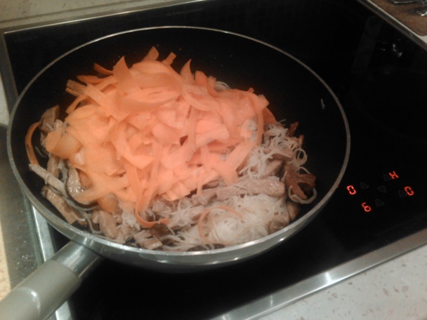 Ryžové rezance s bravčovým mäsom, shitake hríbami a mrkvou (fotorecept) - obrázok 5