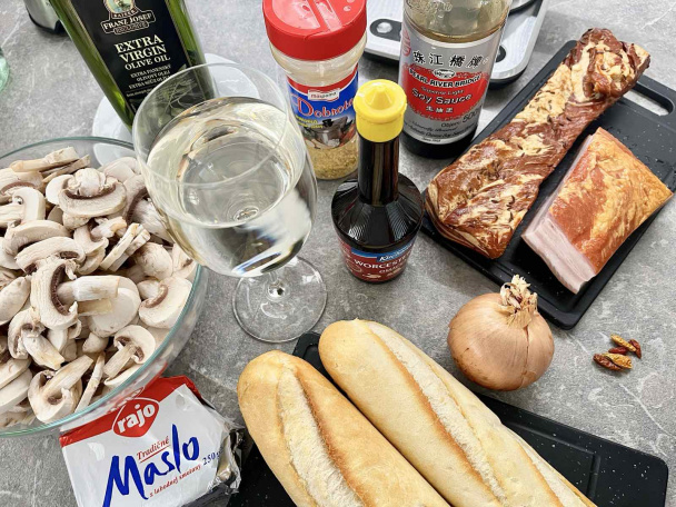 Bagetky s čerstvými šampiňónmi, slaninkou a kápiou (fotorecept) - obrázok 1