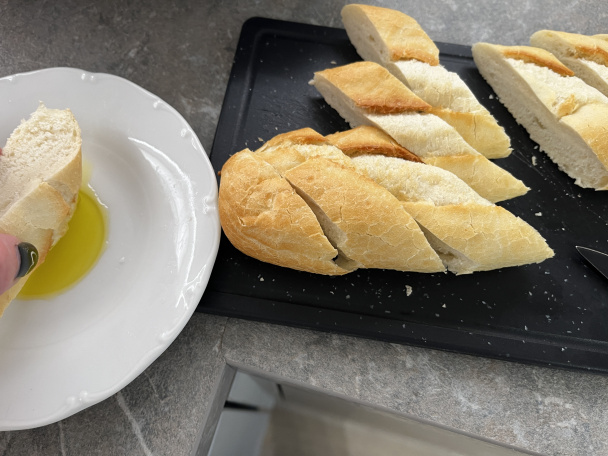 Bagetky s čerstvými šampiňónmi, slaninkou a kápiou (fotorecept) - obrázok 6