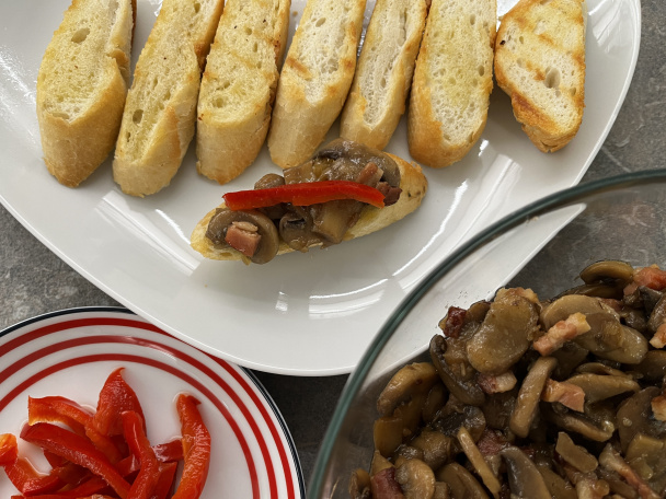 Bagetky s čerstvými šampiňónmi, slaninkou a kápiou (fotorecept) - obrázok 7