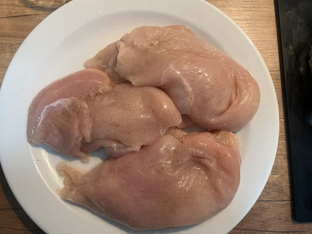 Kuracie prsia so špenátom a šampiňónmi v krémovej parmezánovej omáčke (fotorecept) - obrázok 1