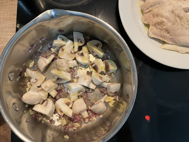 Kuracie prsia so špenátom a šampiňónmi v krémovej parmezánovej omáčke (fotorecept) - obrázok 5