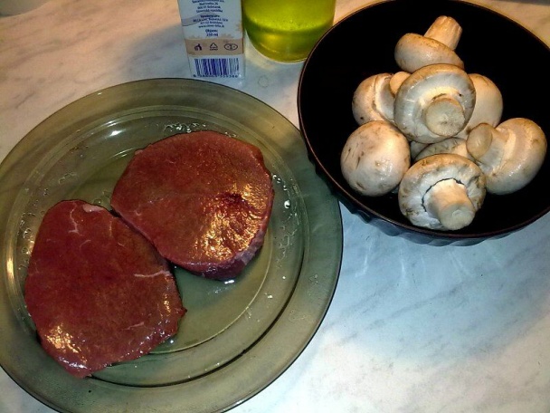 Hovädzí steak so šampiňónovou omáčkou (fotorecept) - obrázok 1