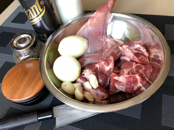 Králik s bravčovými výpečkami na čiernom pive s moravskou kapustou (fotorecept) - obrázok 1