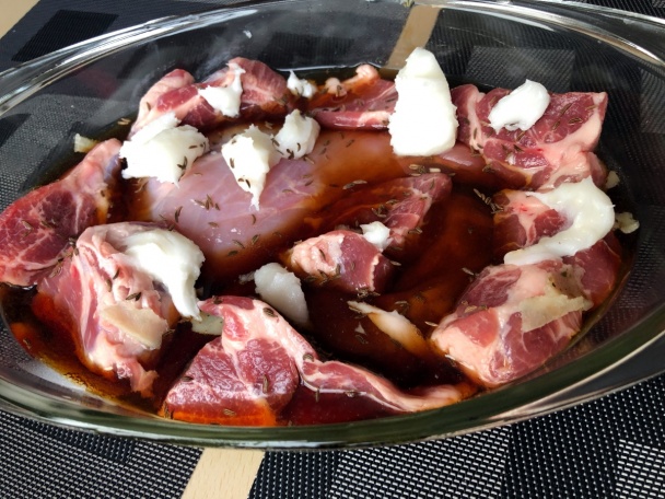 Králik s bravčovými výpečkami na čiernom pive s moravskou kapustou (fotorecept) - obrázok 2