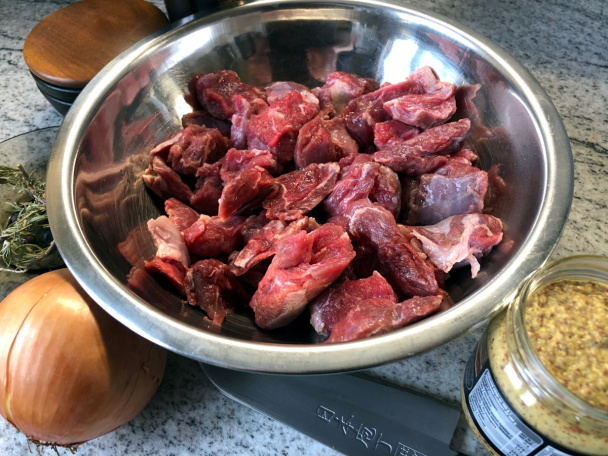 Divoké hovädzie s hrubozrnnou horčicou na čiernom pive (fotorecept) - obrázok 1