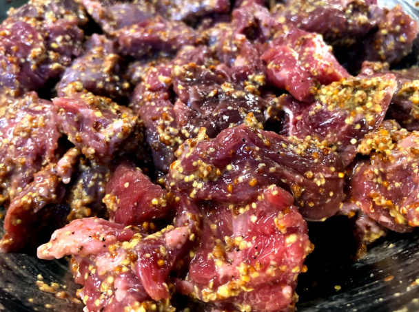 Divoké hovädzie s hrubozrnnou horčicou na čiernom pive (fotorecept) - obrázok 2